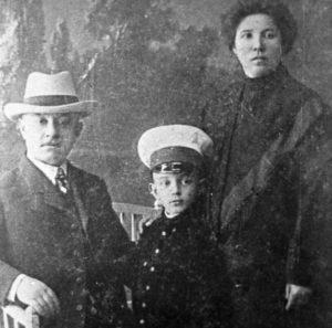 М.Шолохов с родителями